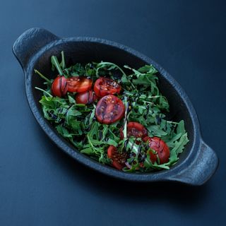 Rukola-cherry salata sa balsamico prelivom