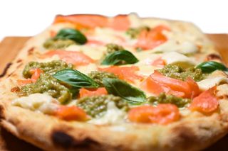 Pinsa cu somon si avocado