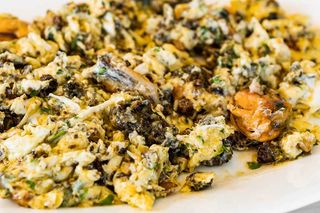 Revuelto de ortigas y langostinos