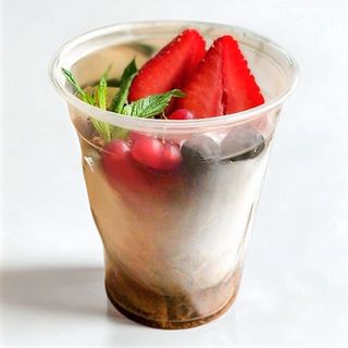 Iaurt grecesc cu granola și fructe de pădure