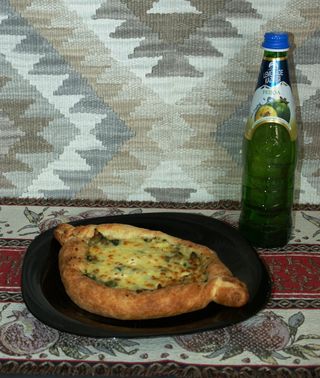 Chaczapuri Adżarskie Szpinak i Ser + lemoniada 0,5l