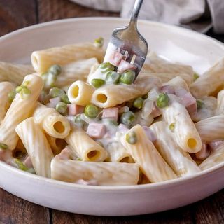 241. Tortiglioni con prosciutto,piselli e panna