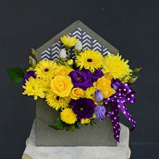 Aranjament floral in plic cu flori galbene si mov