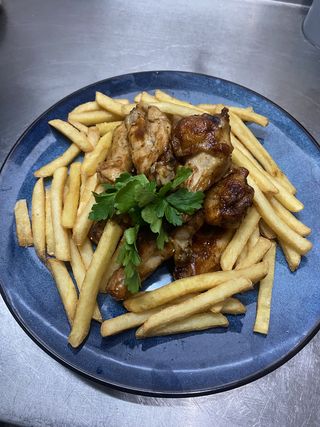 Aripioare BBQ cu cartofi