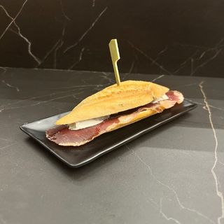 Pincho De Cecina Y Queso De Cabra (1 Ud.)