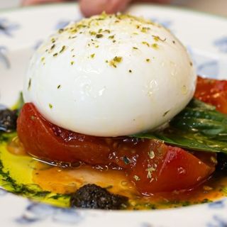 Burratina fresca con tomate confitado