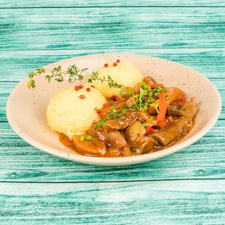 Tocăniță  de  bureți  cu  mămăligă