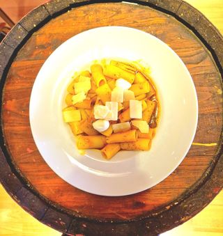 Rigatoni con salsa de tomate y pesto, mozzarella de búfala y parmesano