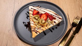 Clatita cu Nutella, 1 fruct si 1 fruct de sezon la alegere + Coca Cola