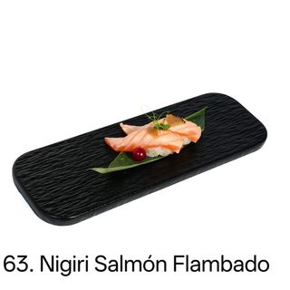 Nigiri de salmón flambeado