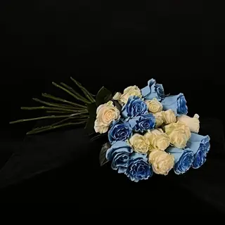 Ramo de 21 Rosas Azul y Blancas