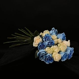 Ramo de 21 Rosas Azul y Blancas