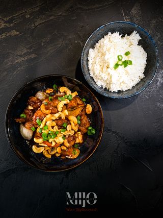 4 Gai Phad Med Mamuang Himmaphan (Chicken Cashew Nuts)