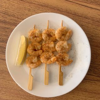 22. Pinchos de gambas