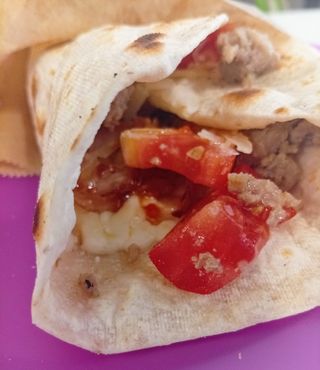 Piadina: Mozzarella,salsiccia ,pomodoro e scaglie di grana 