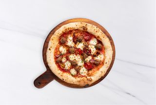 Говяжьи митболы, вяленые томаты, халапеньо и красный лук