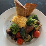 Huevos Revueltos Con Tostadas Y Verduras