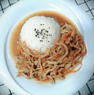 24. Maiale salsa yu xiang  con riso bianco