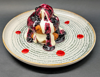 Papanasi cu dulceata si smantana