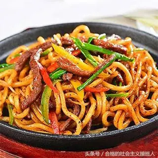 Spaghetti udon saltato con manzo, verdure e uovo strapazzato 牛肉炒乌冬面