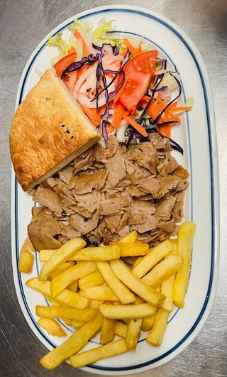 Plato De Kebab Con Ensalada, Patatas Y Pan