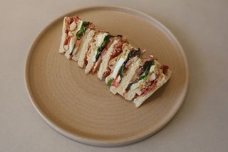 Sándwich shredded chicken club