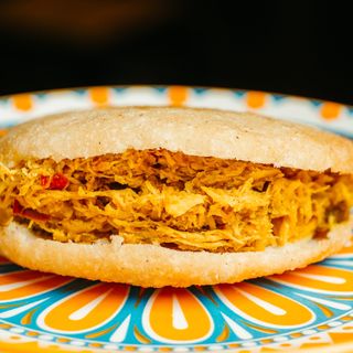 arepa de pollo mechado