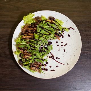 Салат з качкою та карамелізованою грушею (200г)