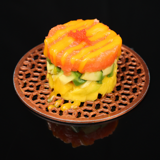 140. Tartar mixto de salmón aguacate con salsa mango i Tobiko