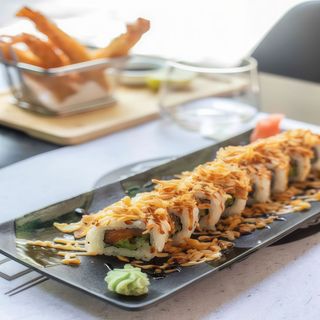 Uramaki cruixent de salmón