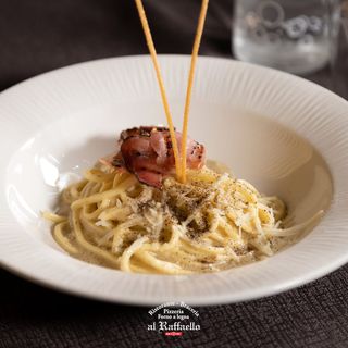 Troccoli cacio e pepe con bacon croccante