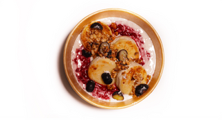 Serniczki z jogurtem, malinami i borówkami