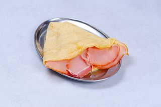 Slana palačinka sa  pečenicom, kačkavaljem i  pavlakom