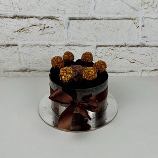 შოკოლადის ტორტი თხილით (6 ნაჭერი)