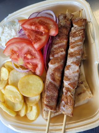 Souvlaki la farfurie de porc/pui