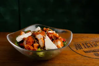 Salată cu pui și feta