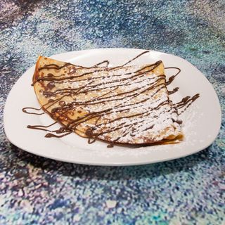 2 Crepes Rellenos Con Sirope Y Azúcar Glas