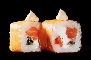 Ніжний рол з лососем (200г)