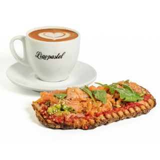 Desayuno Gourmet Tostada Salmón + Aguacate