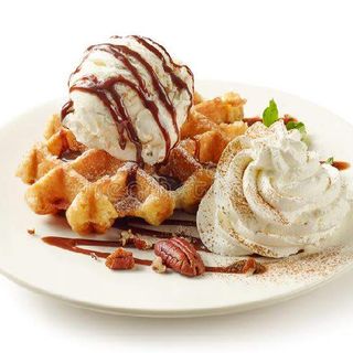 Gofre Con Helado, Nata Y Sirope