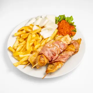 Pileći ražnjići u slanini i pomfrit