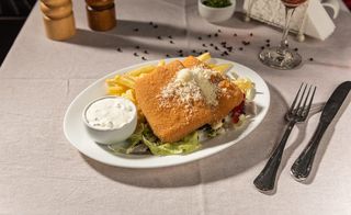 Cascaval pane cu sos remoulade si cartofi prajiti