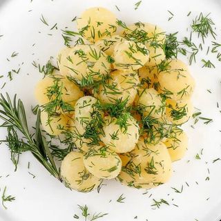 Картопля молода з маслом і зеленю 