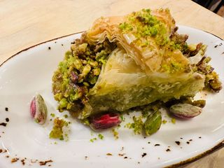 Шобиет поръсен с шамфъстък (1бр)