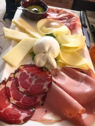 Trionfo di Salumi e Formaggi