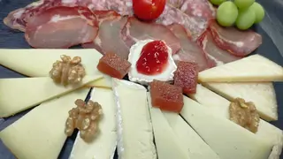 Tabla Mixta De Quesos Y Embutidos