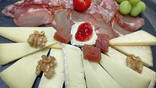 Tabla Mixta De Quesos Y Embutidos