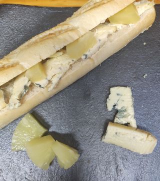 Baguette de roquefort con piña