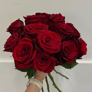 Bukiet z 15 czerwonych róż ze wstążką materiałową 