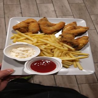 6 Aletes De Pollastre amb patates fregides i beguda